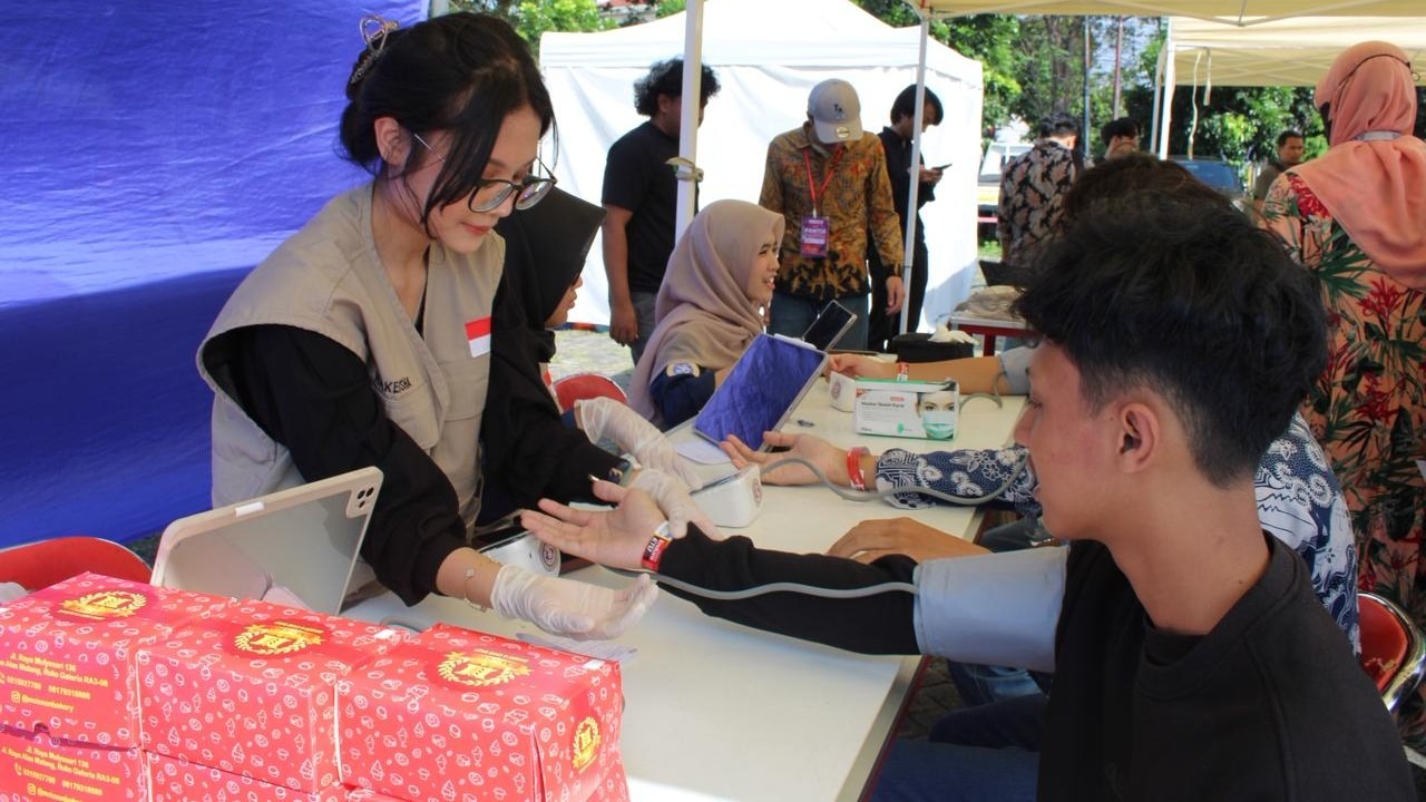 Potret mahasiswa FK Unair saat melakukan Medical Check Up terhadap pengunjung layanan servis gratis LBMM ITS