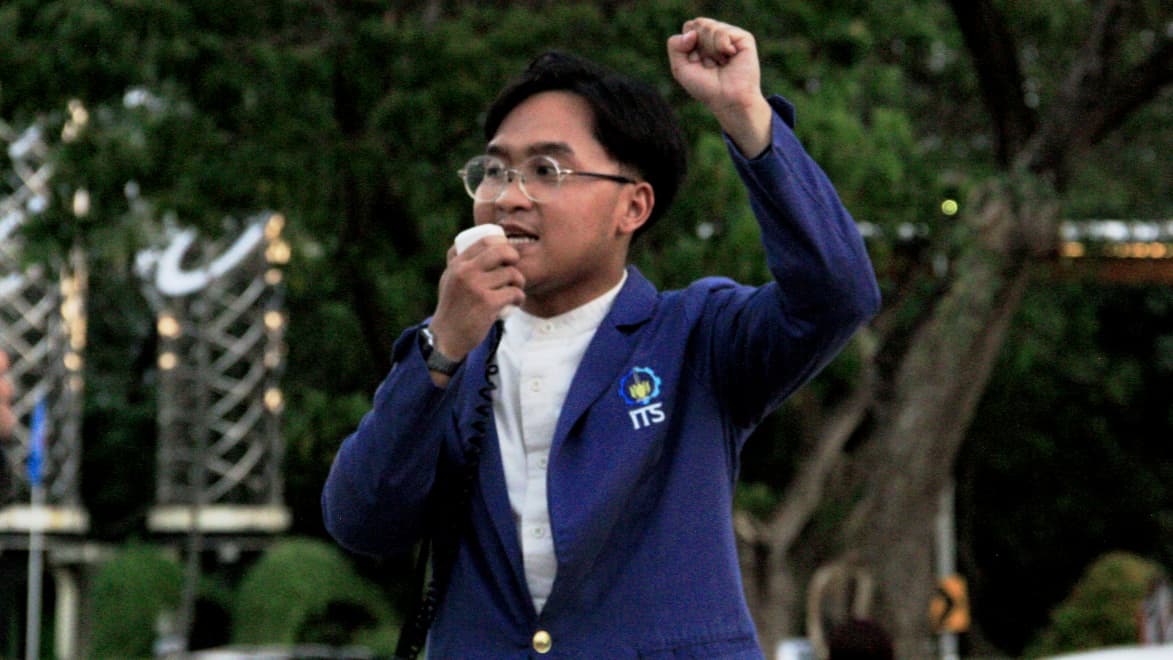 Presiden BEM ITS bersyarat Rakan Naufal Alif saat menyampaikan aspirasinya di mimbar bebas yang diselenggarakan di trotoar Bundaran ITS