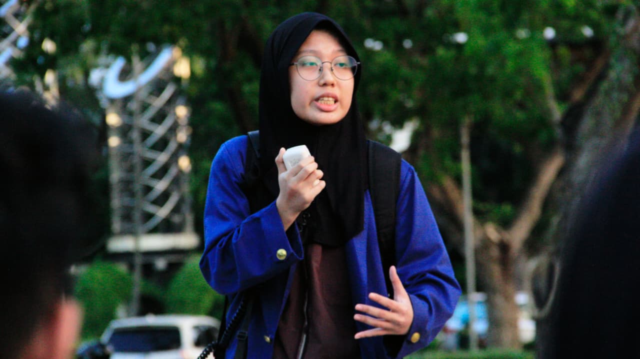 Mahasiswi Arsitektur ITS angkatan 2023 Raden Ayu Khadijah Fitri Dea Sari saat menyuarakan perlawanan kaum perempuan terhadap kebijakan pemerintah dalam aksi mimbar bebas