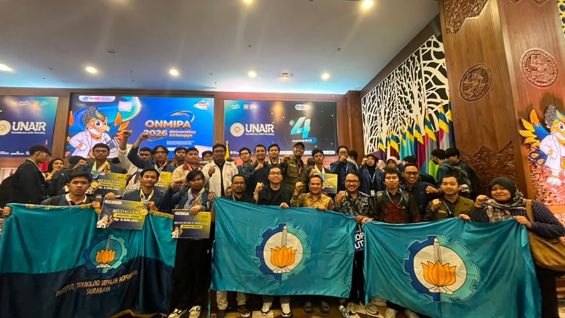 Kontingen ITS bersama dosen pembina usai sukse meraih berbagai penghargaan pada babak final ONMIPA-PT 2026 yang digelar di Universitas Airlangga