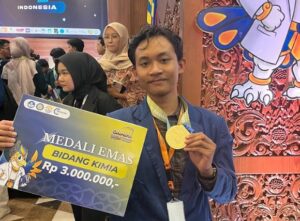 Mahasiswa Departemen Teknik Kimia ITS Andhika Fathurrohman menunjukkan medali emas bidang Kimia yang berhasil diraihnya pada ONMIPA-PT 2026