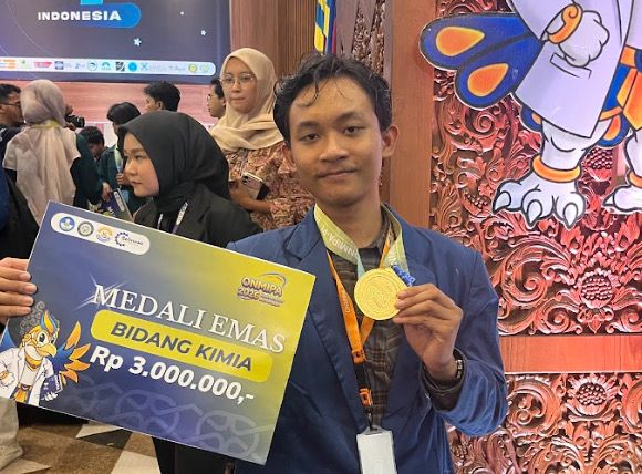 Mahasiswa Departemen Teknik Kimia ITS Andhika Fathurrohman menunjukkan medali emas bidang Kimia yang berhasil diraihnya pada ONMIPA-PT 2026