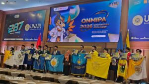 Para peraih medali emas dari berbagai perguruan tinggi pada malam penganugerahan ONMIPA-PT 2026 yang diselenggarakan di Universitas Airlangga