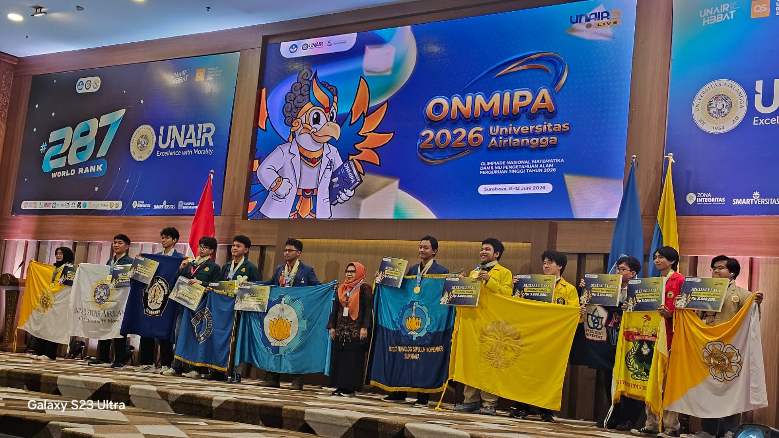 Para peraih medali emas dari berbagai perguruan tinggi pada malam penganugerahan ONMIPA-PT 2026 yang diselenggarakan di Universitas Airlangga