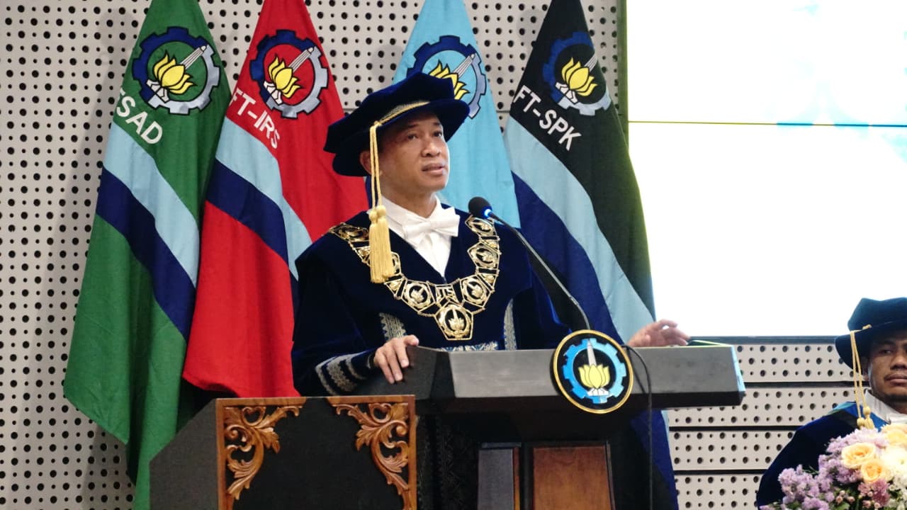 Rektor ITS Prof Dr (HC) Ir Bambang Pramujati ST MScEng PhD saat memberikan sambutannya dalam acara Pengukuhan Profesor ITS di Auditorium Gedung Research Center ITS