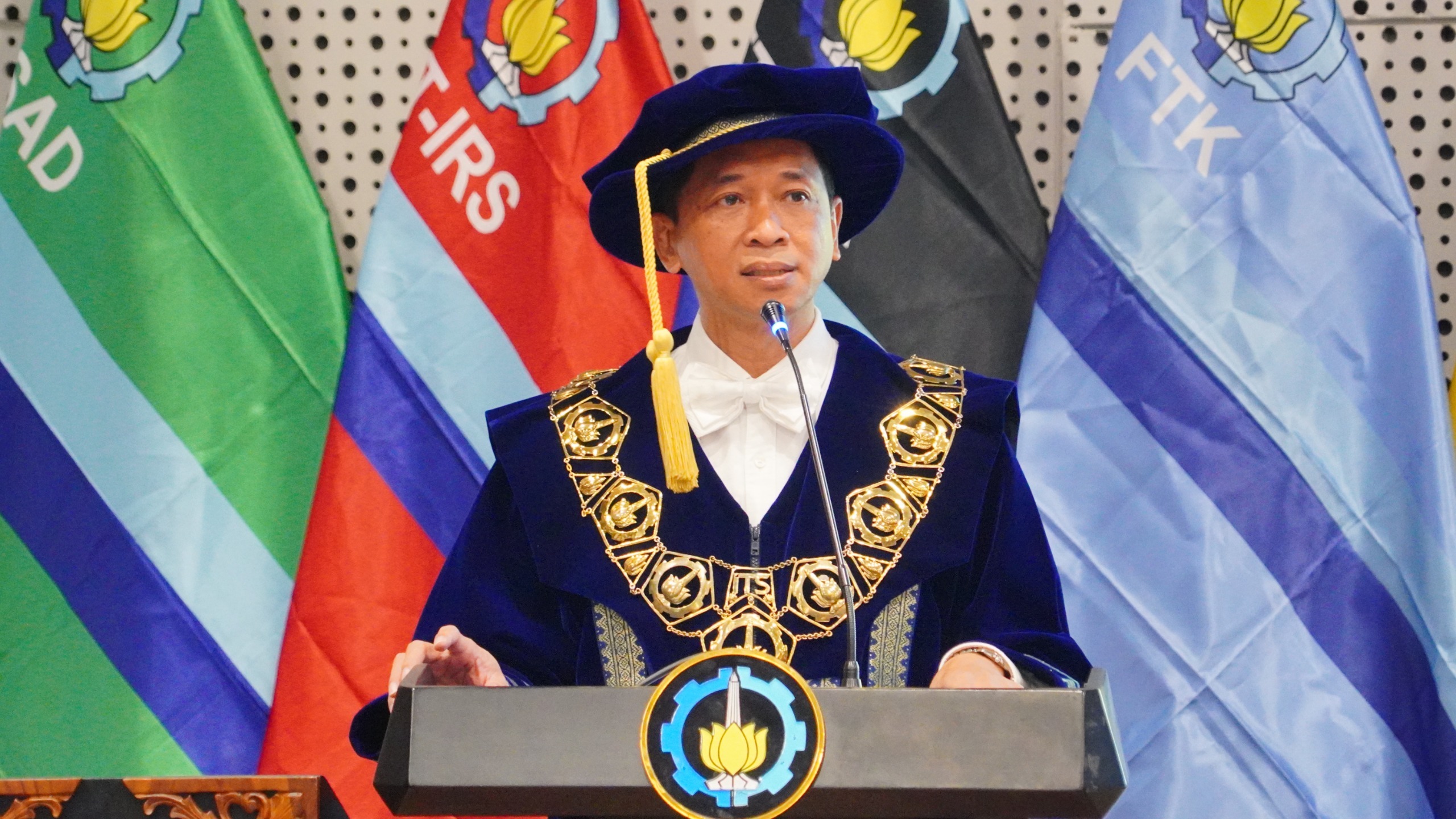 Rektor ITS Prof Dr (HC) Ir Bambang Pramujati ST MScEng PhD saat memberikan sambutan dalam upacara Pengukuhan Profesor ITS