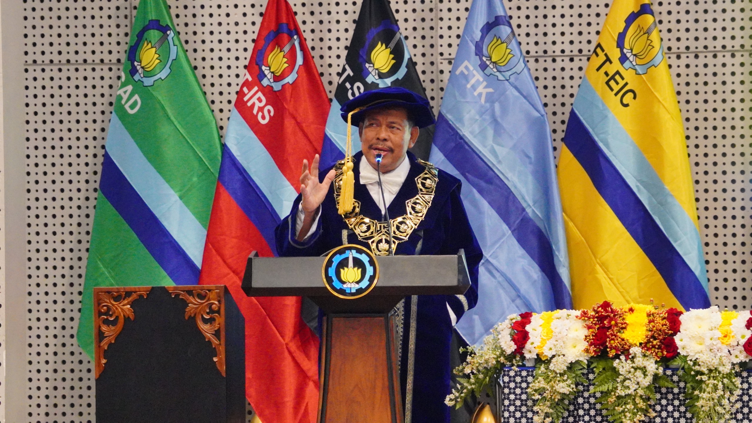 Ketua Dewan Profesor ITS Prof Dr Ir Imam Robandi MT saat menutup prosesi upacara Pengukuhan Profesor ITS
