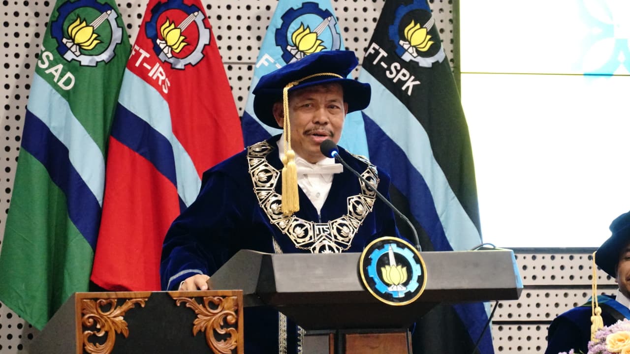 Ketua Dewan Profesor ITS Prof Dr Ir Imam Robandi MT berikan sambutan dan pengarahan dalam Upacara Pengukuhan Profesor ITS