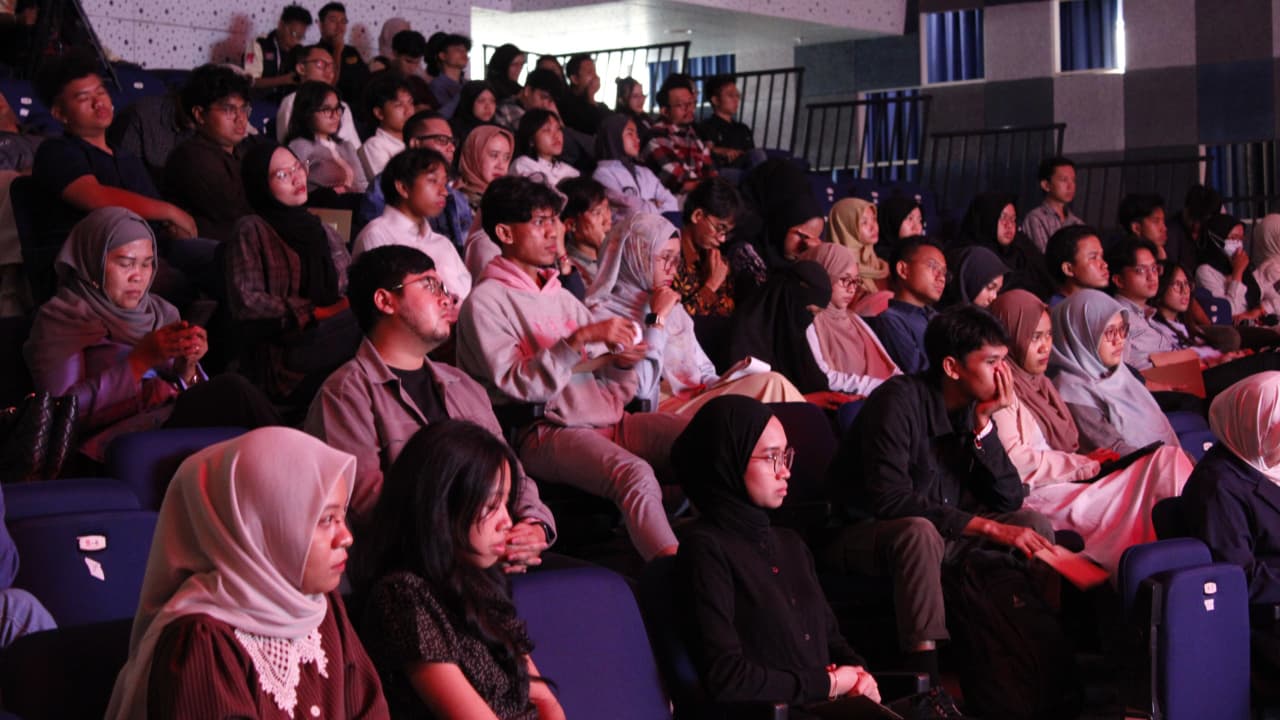 Para audiens yang didominasi anak muda terlihat antusias mendengarkan presentasi dari para pembicara TEDxITS 2026