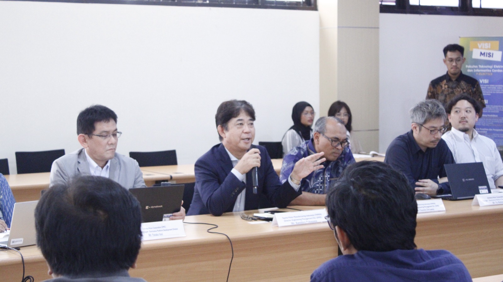 Director Senior Executive Project Leader of R&D Enhancement Toyota Motor Manufacturing Indonesia Kazuhiro Fukazawa saat menyampaikan pemaparannya dalam agenda kunjungan delegasi Toyota Jepang di Departemen Teknik Elektro ITS