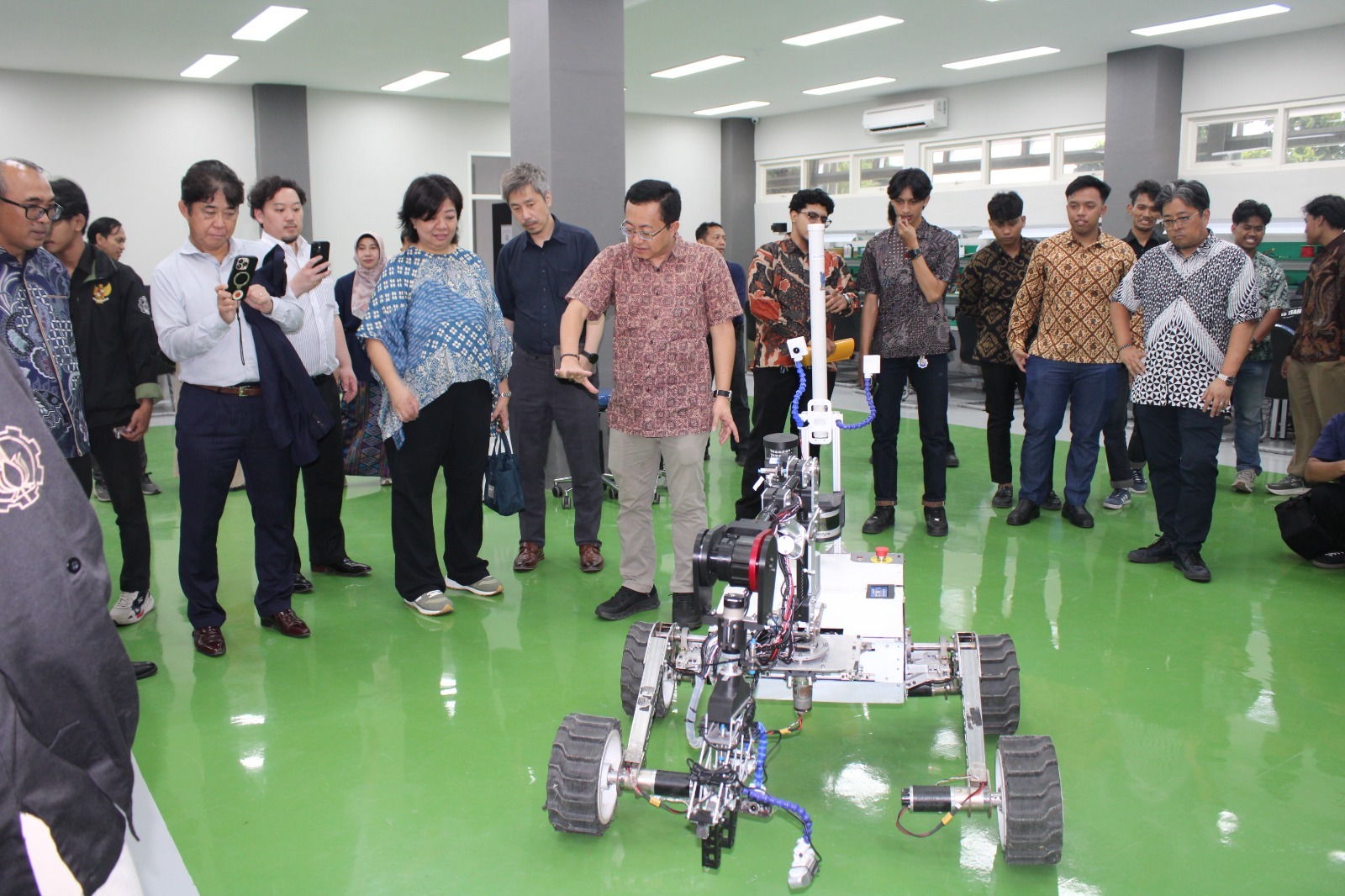 Delegasi Toyota Jepang ketika melihat langsung salah satu inovasi robotika karya mahasiswa ITS di Robotics Center ITS