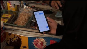 Pelaku UMKM mengoperasikan aplikasi SI-Stock sebagai sarana pengelolaan persediaan barang yang lebih terstruktur dalam kegiatan pengabdian masyarakat Departemen Sistem Informasi ITS di Surabaya