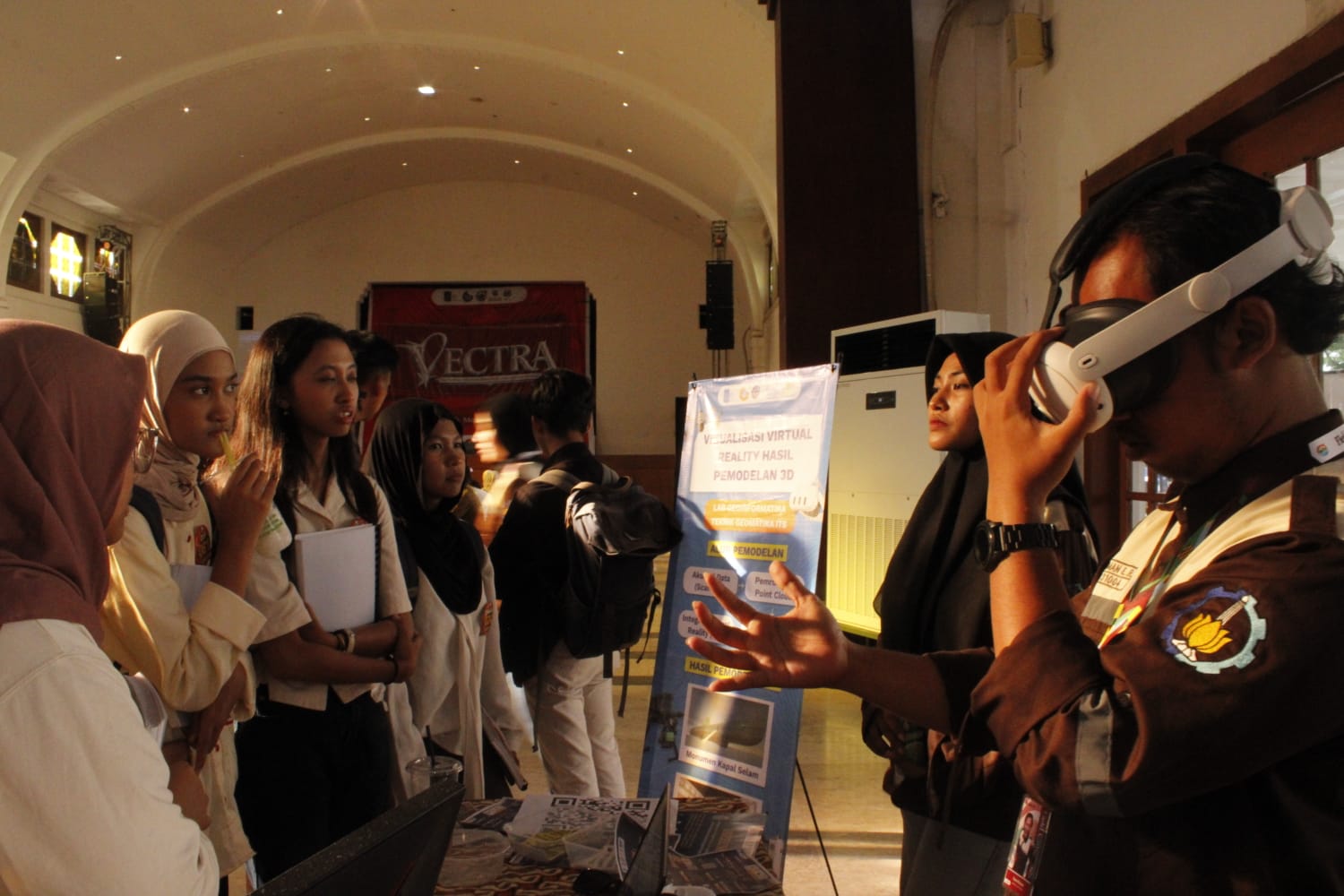 Peserta Vectra Expo 2026 saat mendemonstrasikan hasil karya museum virtual tour dengan virtual reality yang bertajuk MUSEEUM