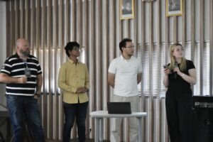 Gambar Mahasiswa Novia University of Applied Sciences Finlandia Tom Sodeeholm (paling kiri) bersama rekan timnya dalam final presentation program GCO ITS