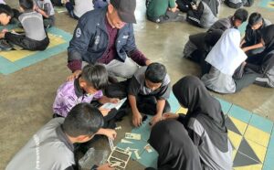 Tim ITS mengajak siswa SK Taman Medan belajar konsep STEM melalui aktivitas kolaboratif yang mendorong kreativitas, pemecahan masalah, dan kerja sama tim.
