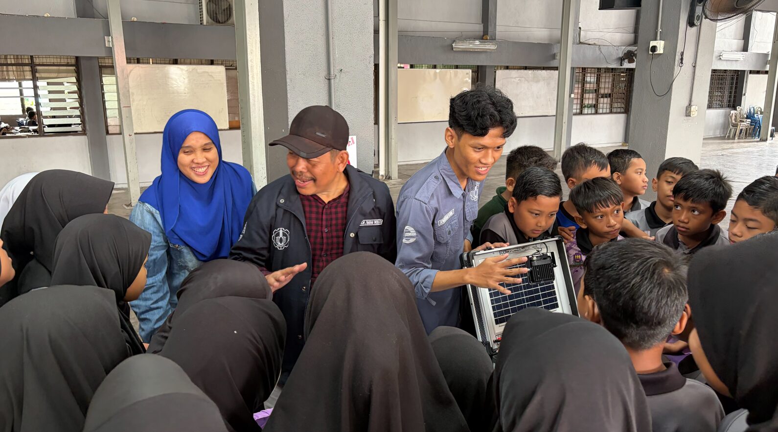 Tim ITS dan Universiti Malaya (UM) memperkenalkan teknologi panel surya kepada siswa SK Taman Medan melalui demonstrasi interaktif dalam Program Global Community Outreach (GCO).