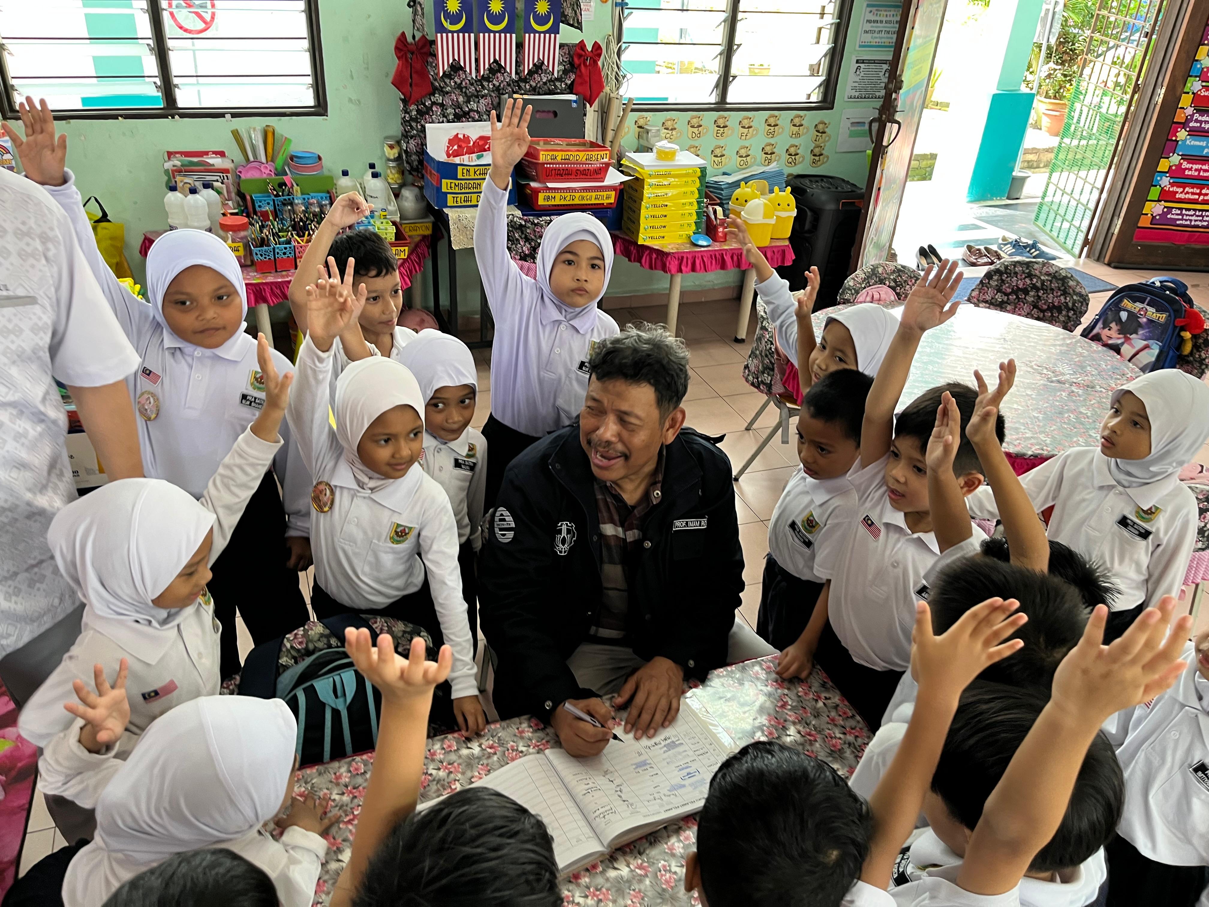 Ketua Grup Riset PSOC ITS, Prof Dr Ir Imam Robandi MT, mengajak siswa SK Taman Medan berdiskusi mengenai penggunaan listrik yang aman melalui kegiatan edukatif dan interaktif.