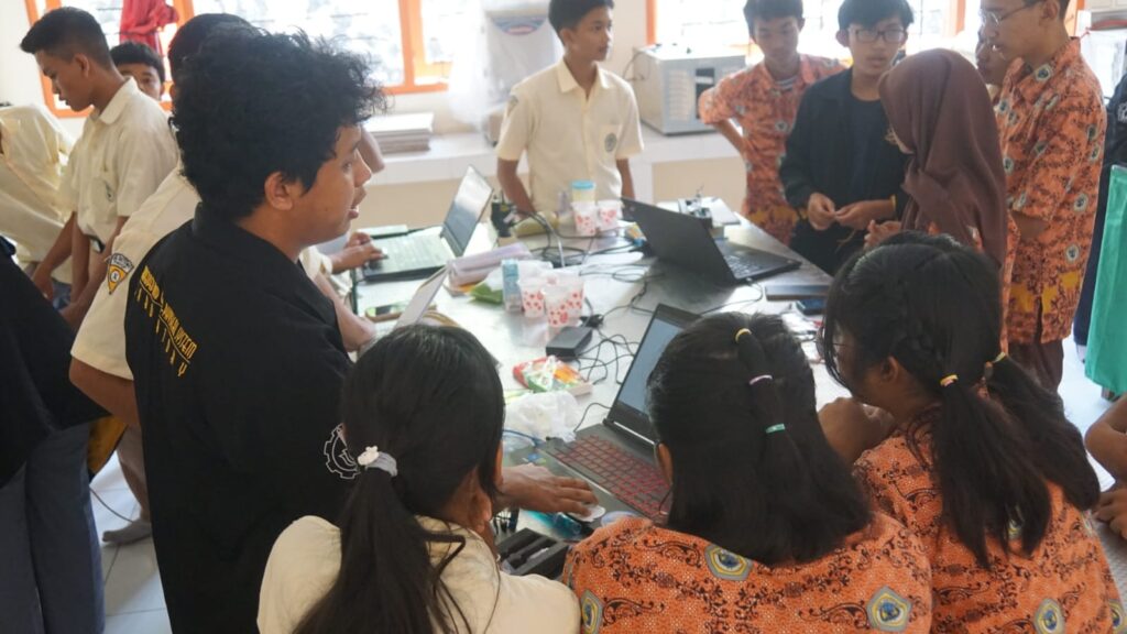 Tim Abmas ITS memberikan pelatihan sistem monitoring pH berbasis IoT kepada siswa SMK UNITOMO Surabaya