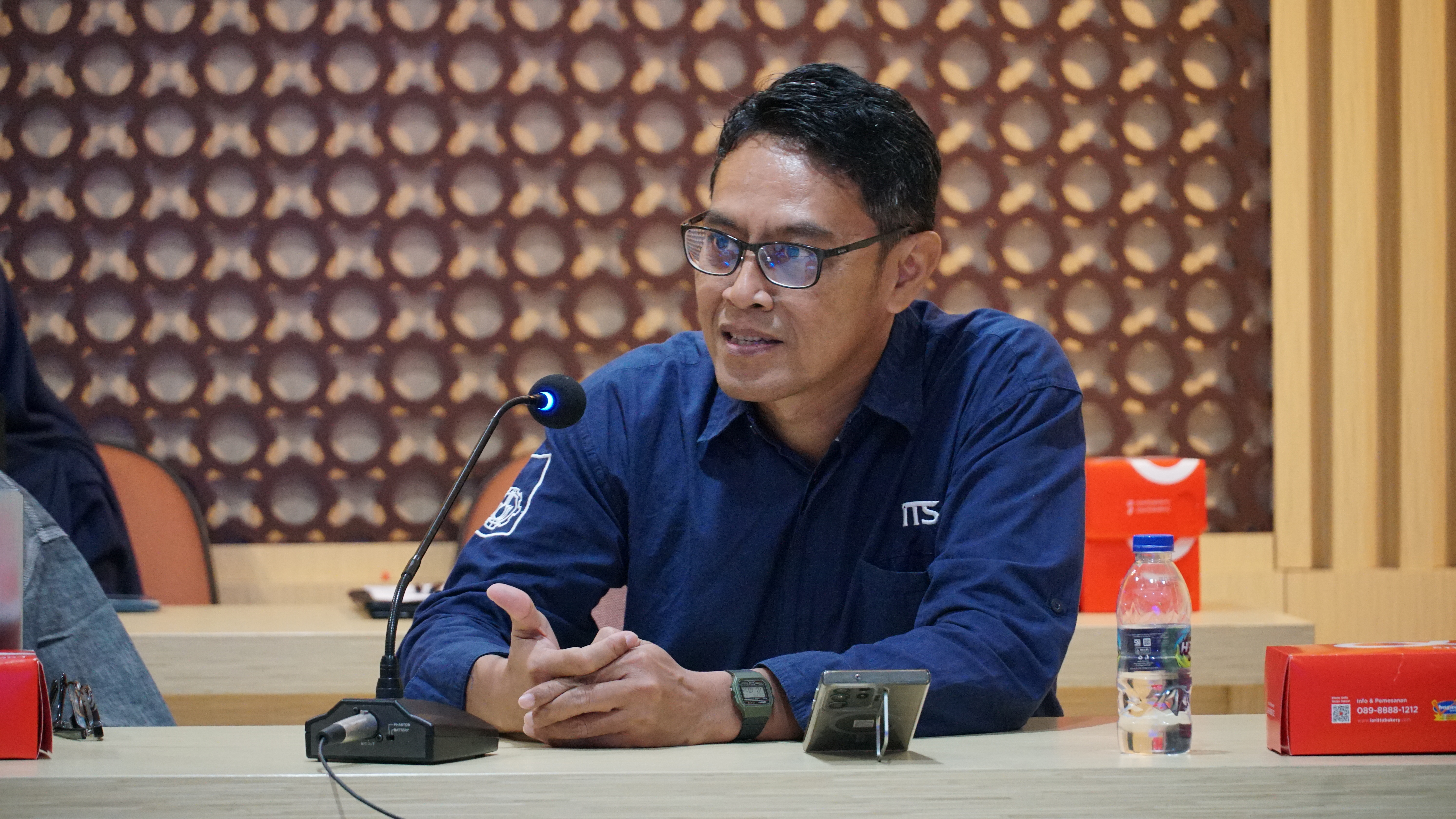 Gambar Person in Charge (PIC) kunjungan balasan perusahaan ke ITS Dr Thomas Ari Kristianto SSn MT ketika menyampaikan sambutan pada kunjungan perusahaan ke ITS