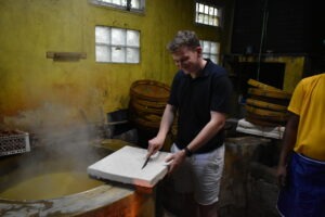 Salah satu mahasiswa asing peserta GCO ITS yang terlibat langsung dalam proses pembuatan produksi tahu di Gudange Tahu Takwa (GTT) Kediri