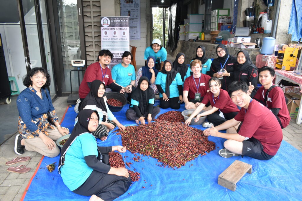 Peserta GCO ITS dalam kegiatan kunjungan ke produksi Punjer'e Kopi Wonosalam