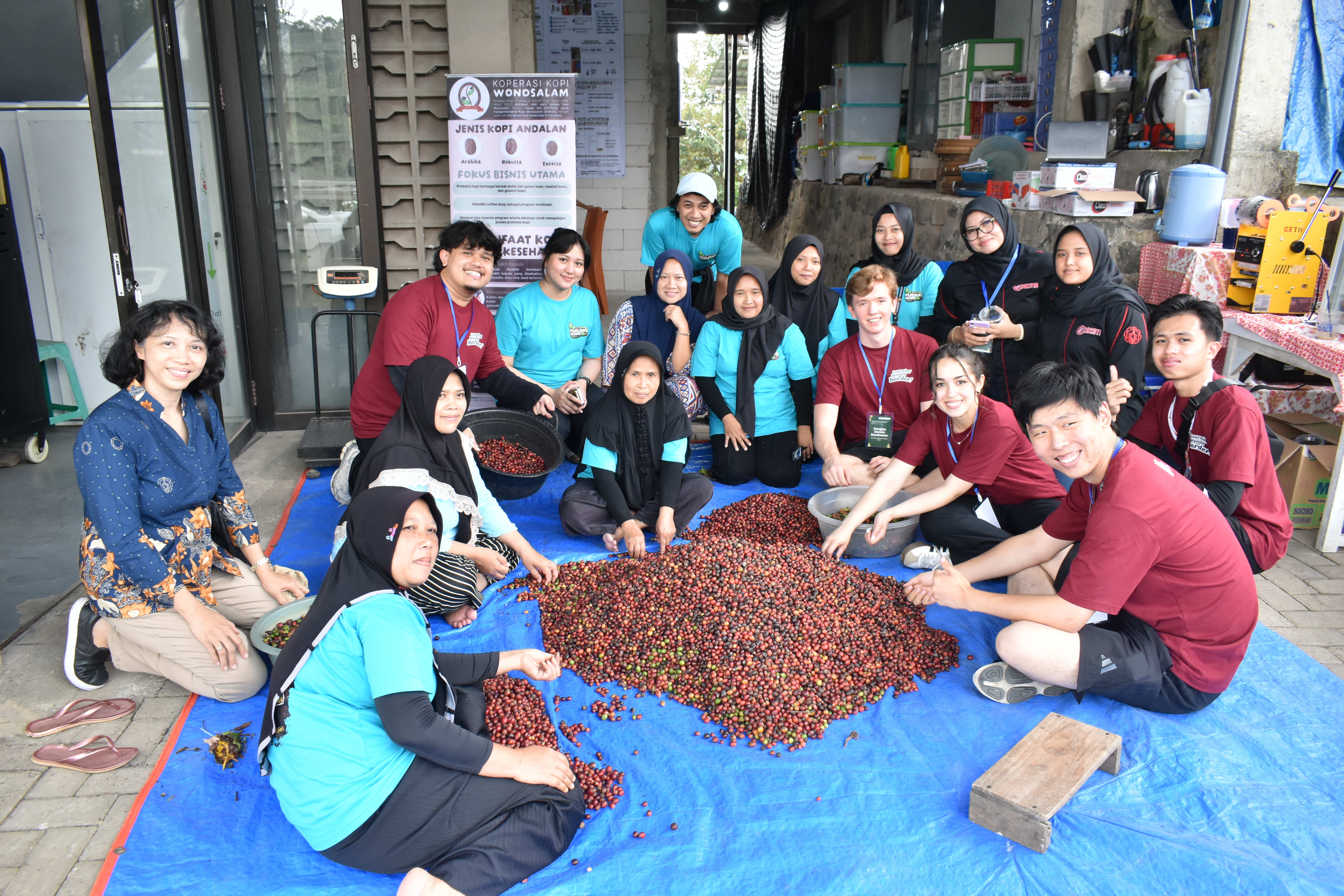 Peserta GCO ITS dalam kegiatan kunjungan ke produksi Punjer'e Kopi Wonosalam