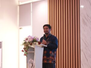Direktur Direktorat Riset dan Pengabdian kepada Masyarakat (DRPM) Fadlilatul Taufany ST PhD saat menyampaikan laporan kegiatan mahasiswa dalam KKN Tematik Literasi 2026