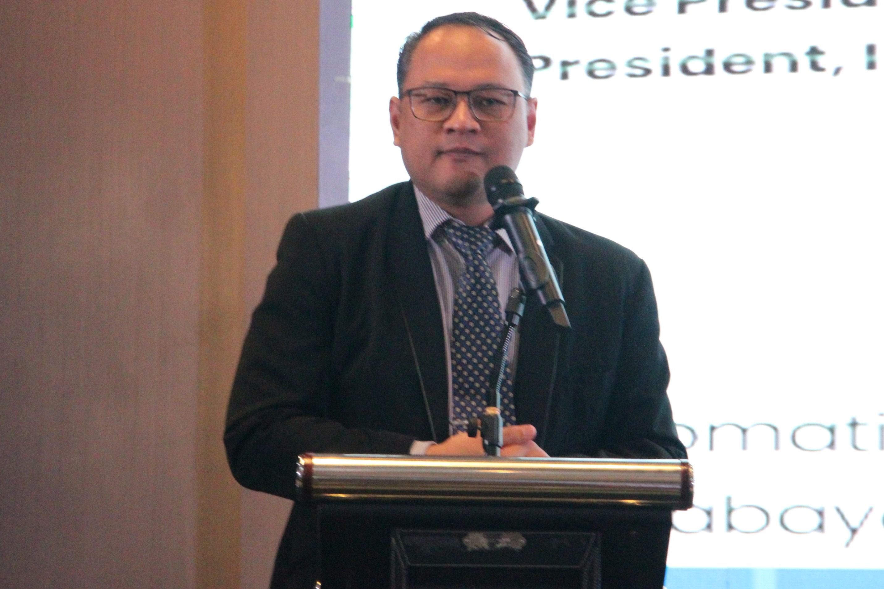 Gambar Deputi Bidang Klimatologi Badan Meteorologi, Klimatologi, dan Geofisika (BMKG) Dr Ardhasena Sopaheluwakan menguraikan pemaparannya dalam gelaran GeoICON 2026