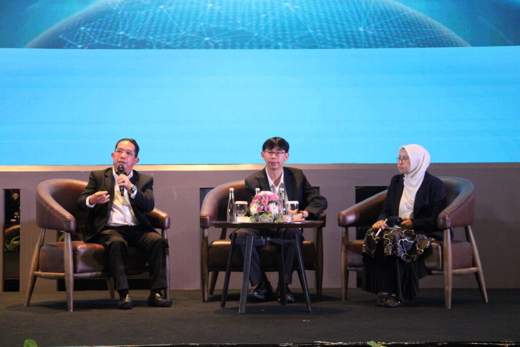 Gambar (dari kiri) Penliti dari Universiti Teknologi Malaysia Assoc Prof Abdullah Hisam bin Omar dan Peneliti dari Cheng Khung University Taiwan Prof Hone-Jay Chu serta Ira Mutiara Anjasmara ST MPhil PhD sebagai moderator