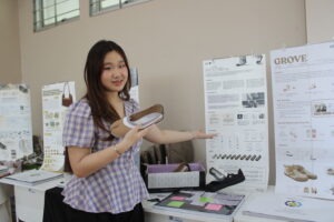 Mahasiswa Desain Produk ITS Abigail Kafrell Wijaya saat menjelaskan inovasi Authea di acara Despro Week Vol.06