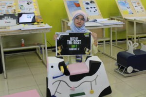 Salah satu mahasiswa Departemen Desain Produk Industri ITS Kanaya Maharani ketika memenangkan awarding Best of The Best kategori furniture 2 pada Despro Week ITS Vol.06