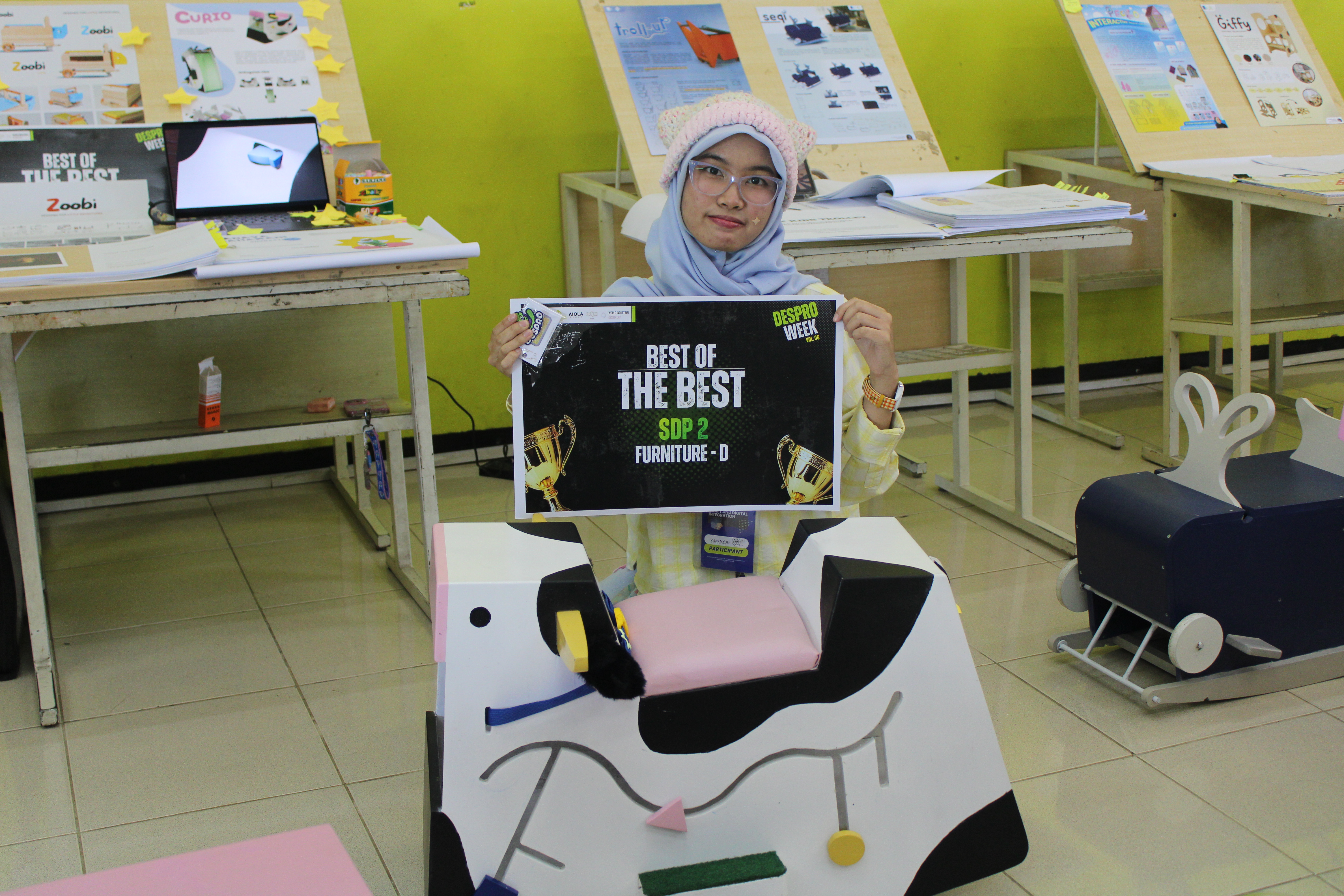 Salah satu mahasiswa Departemen Desain Produk Industri ITS Kanaya Maharani ketika memenangkan awarding Best of The Best kategori furniture 2 pada Despro Week ITS Vol.06