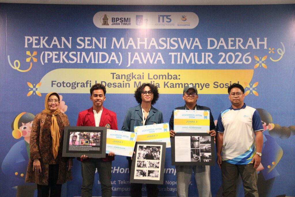 Gambar Wakil Rektor I Bidang Akademik dan Kemahasiswaan ITS Prof Nurul Widiastuti SSi MSi PhD dan Panitia PEKSIMIDA Jawa Timur 2026 di ITS Dr Yurif Setya Darmawan ST MDs dalam penyerahan penghargaan kepada pemenang tangkai lomba fotografi