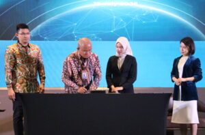 Gambar penandatanganan nota kesepahaman ITS dengan PT Cakra Pratamindo, Supermap GIS, dan OseanLand untuk kolaborasi bidang geospasial.