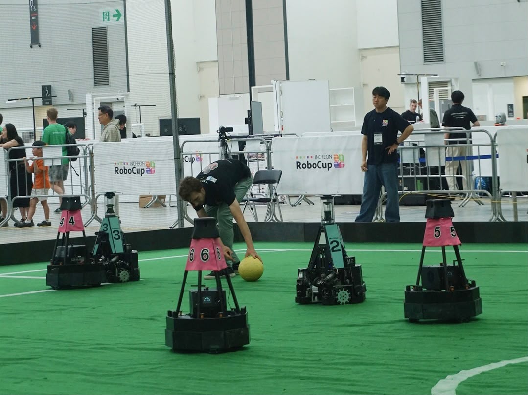 Robot IRIS ITS (hijau) saat berlaga di ajang RoboCup 2026 di Korea Selatan