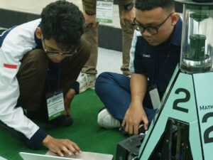 Tim IRIS ITS ketika mempersiapkan robot andalannya dalam ajang RoboCup 2026 di Kota Songdo, Korea Selatan