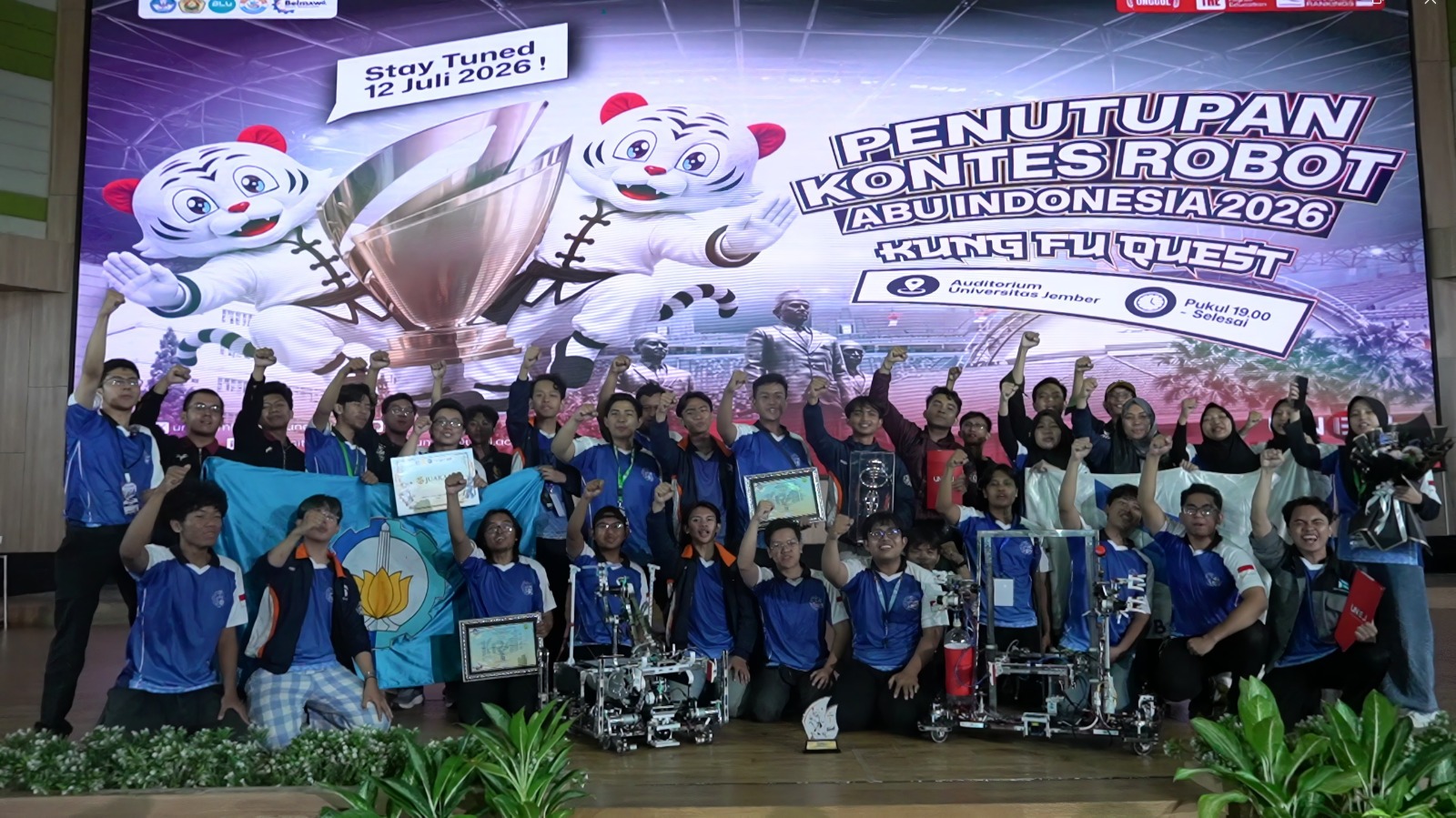 Tim Richie ABU Robocon ITS bersama Robot Triceratops dan Rex selepas berhasil membawa pulang kembali piala bergilir KRAI 2026