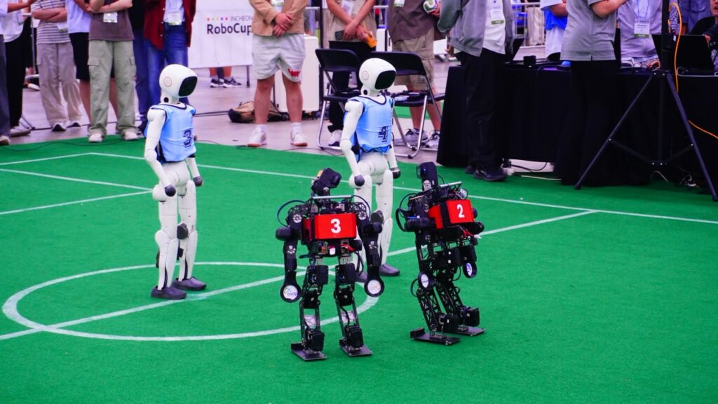 Robot humanoid Ichiro ITS (hitam) saat berlaga melawan robot universitas luar negeri pada ajang RoboCup 2026 di Songdo Convensia, Incheon, Korea Selatan