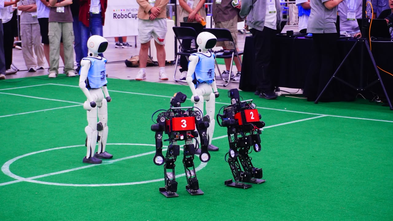 Robot humanoid Ichiro ITS (hitam) saat berlaga melawan robot universitas luar negeri pada ajang RoboCup 2026 di Songdo Convensia, Incheon, Korea Selatan