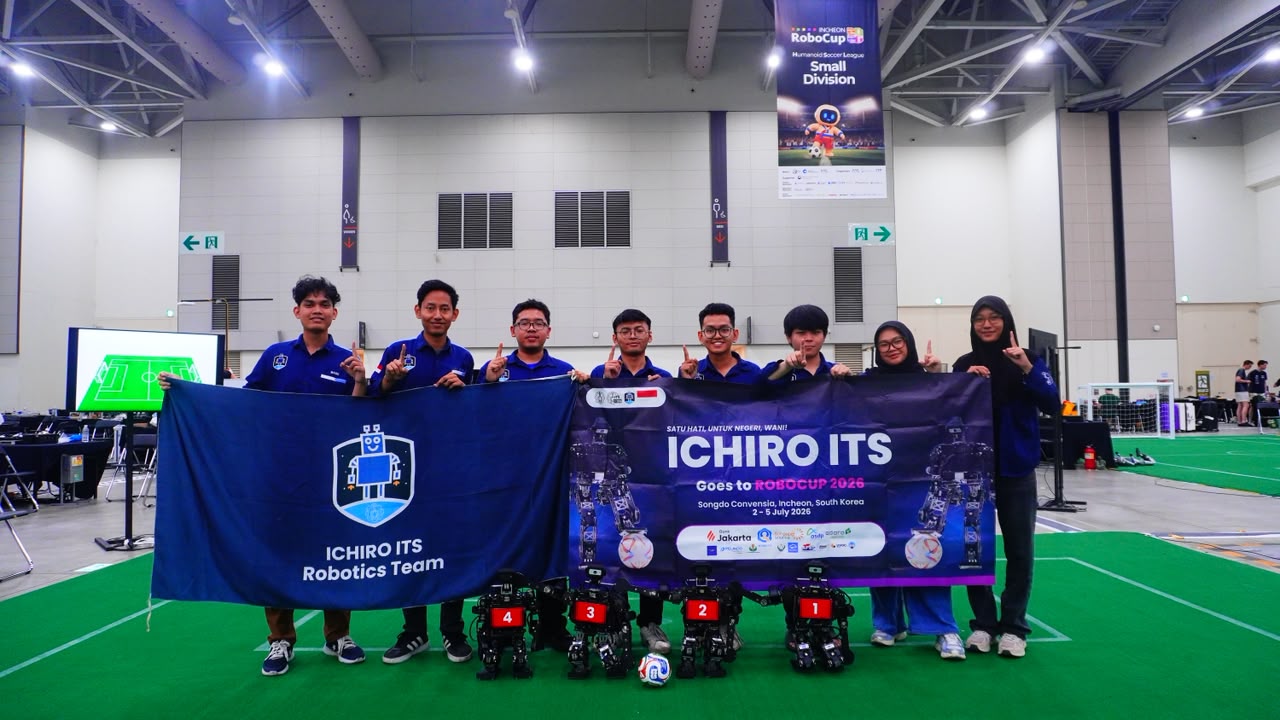 Ketua Tim Ichiro ITS Oktab Bahar Rahmadani (tiga dari kanan) bersama jajaran anggota tim usai meraih juara 3 pada ajang RoboCup 2026 di Songdo Convensia, Korea Selatan