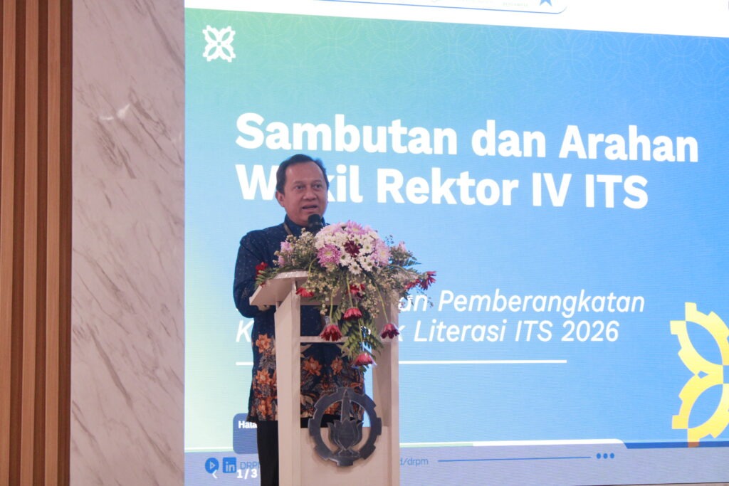 Wakil Rektor Bidang Riset, Inovasi, Kerja Sama, dan Kealumnian ITS Prof Agus Muhammad Hatta ST MSi PhD saat memberikan sambutan dalam pelepasan mahasiswa KKN Tematik Literasi 2026