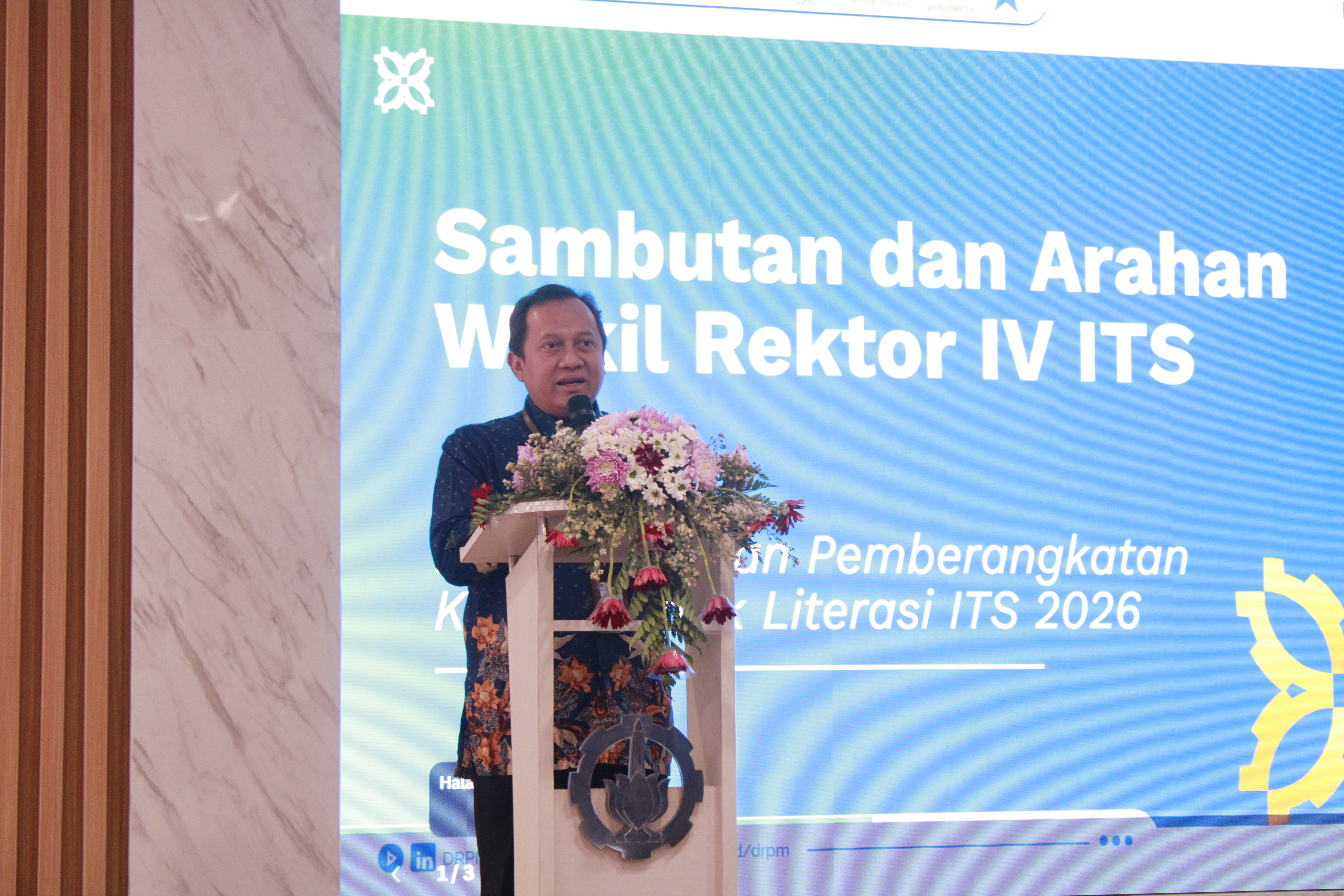 Wakil Rektor Bidang Riset, Inovasi, Kerja Sama, dan Kealumnian ITS Prof Agus Muhammad Hatta ST MSi PhD saat memberikan sambutan dalam pelepasan mahasiswa KKN Tematik Literasi 2026
