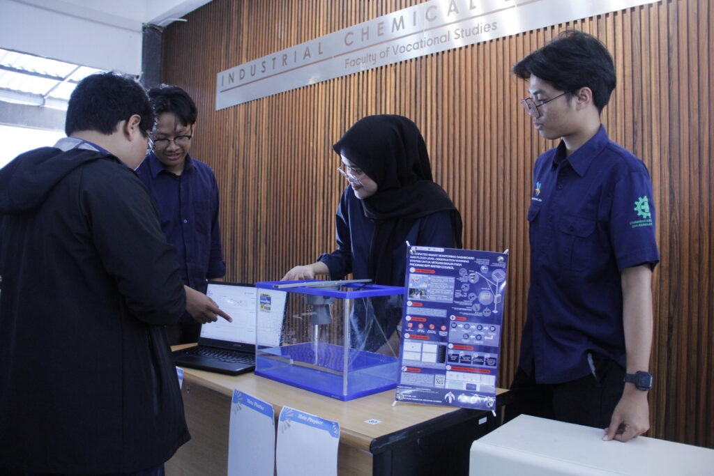 (dari kiri) Project Manager FLOWS Alfian Dimas Febrian bersama anggota timnya menjelaskan cara kerja FLOWS kepada pengunjung FIPEC 2026