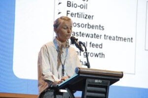 Gambar Pembicara Utama dari IMT Atlantique Prancis Professor Audrey Villot ketika menyampaikan presentasinya mengenai potensi biochar