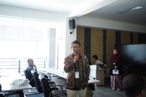 Gilarsi W Setijono saat pemaparan materi "Dari Cadangan ke Kapabilitas: Teknik Industri, AI, dan Operations Research dalam Pertarungan Rantai Pasok Dunia".