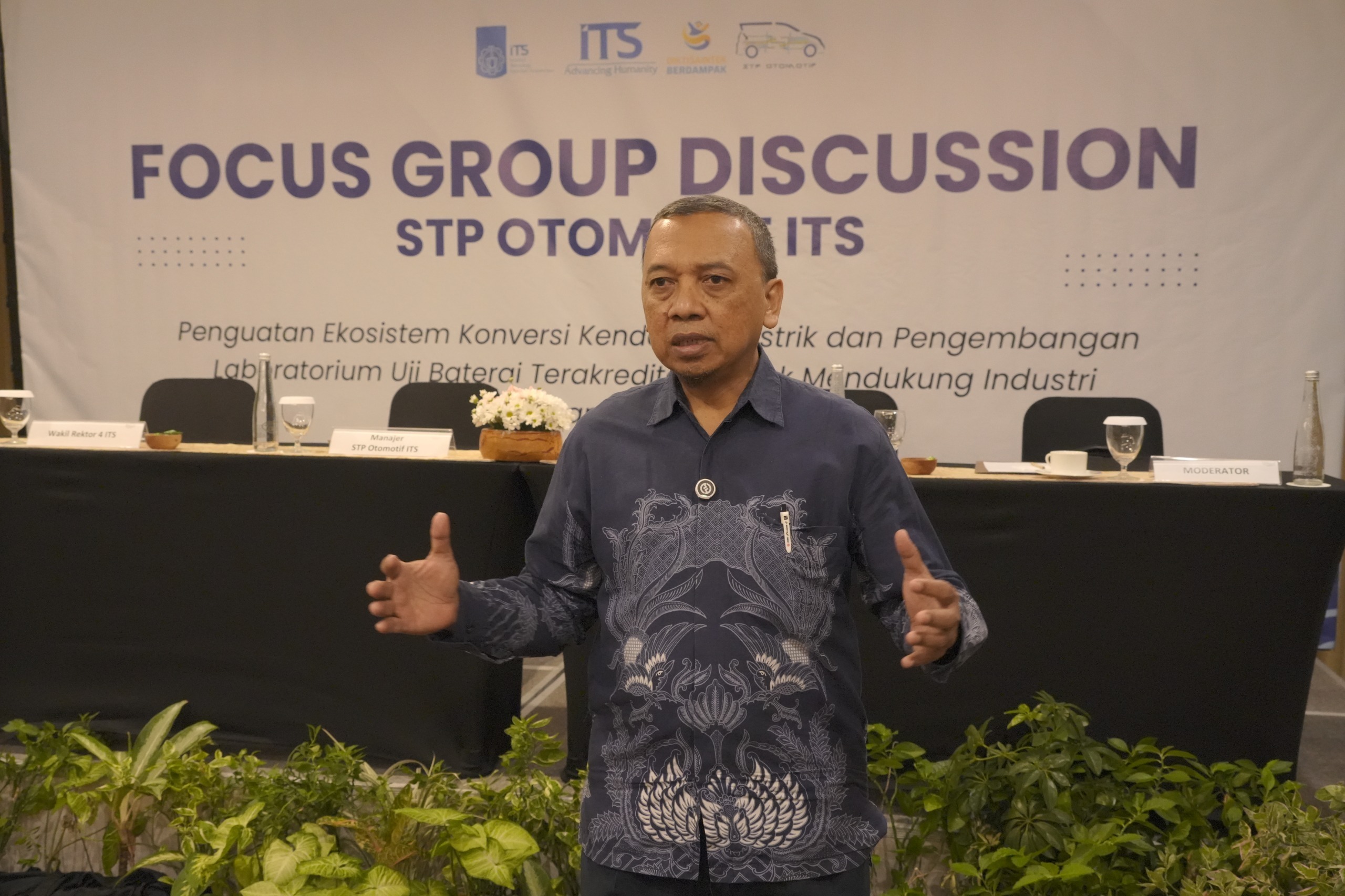 Manajer STP Otomotif ITS Prof Dr Bambang Sudarmanta ST MT dalam forum diskusi grup guna perkuat ekosistem kendaraan listrik dan lab uji baterai