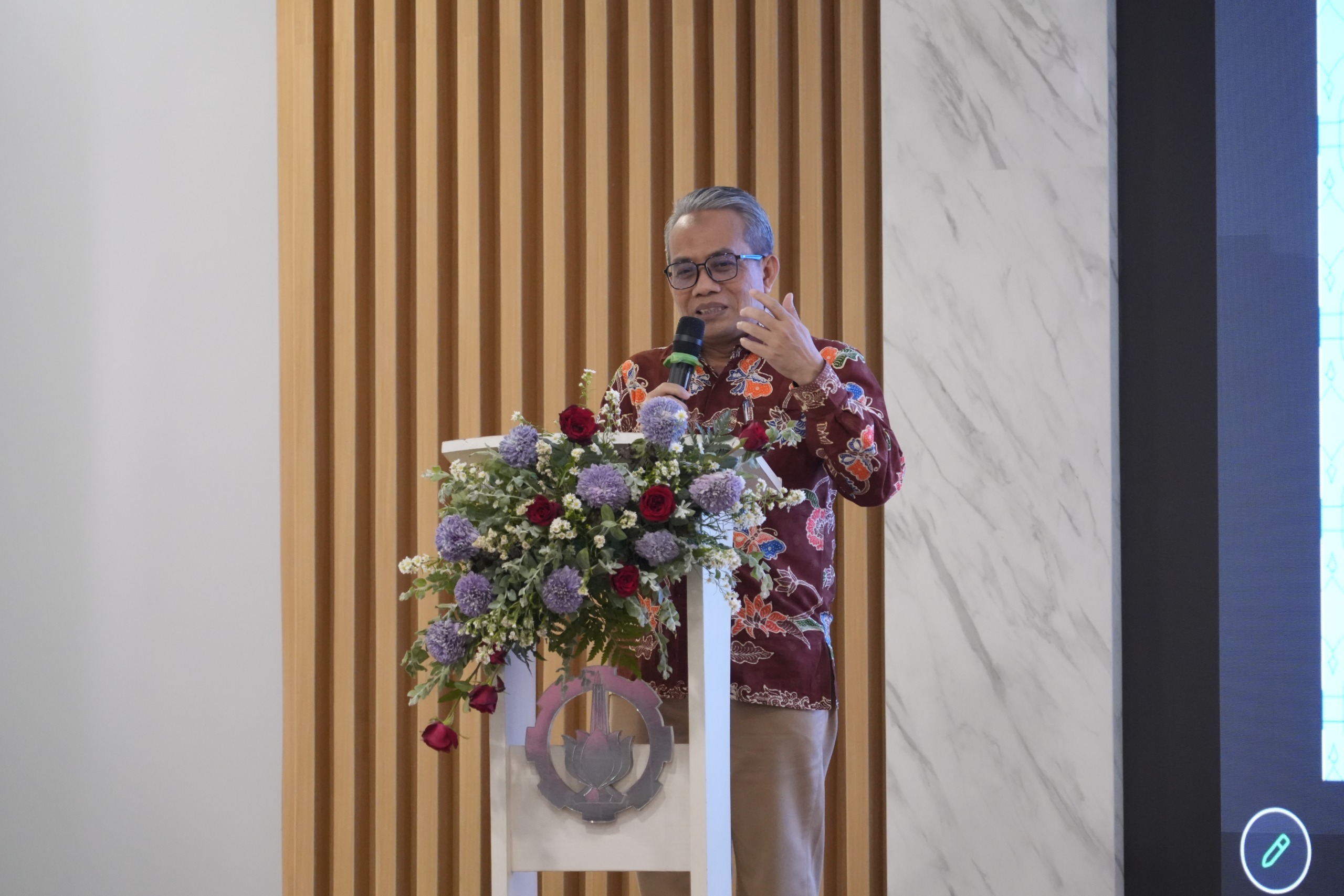 Wakil Rektor II Dr Machsus ST MT semarakkan semangat patriotisme para pahlawan dalam Pelepasan Tim Ekspedisi Patriot ITS 2026