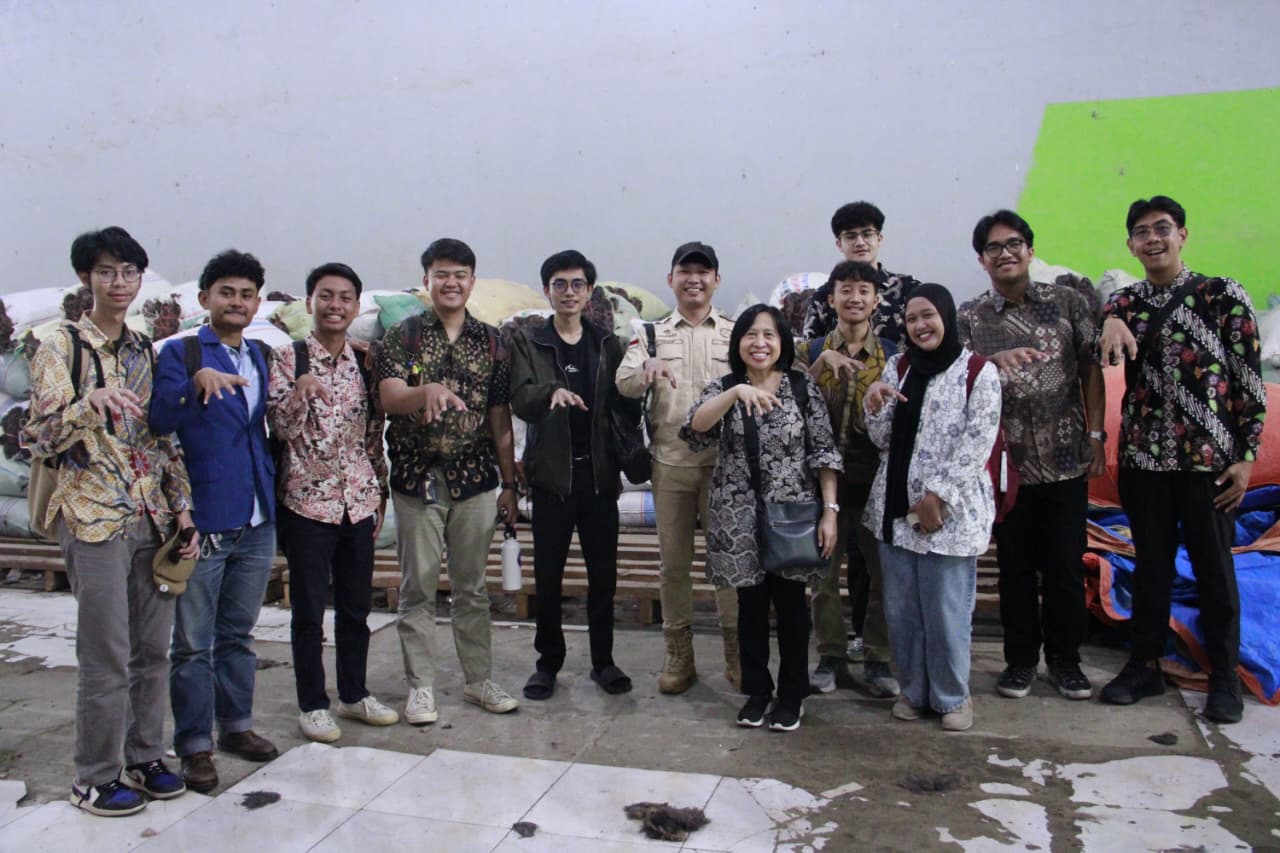 Tim Abmas Departemen Sistem Informasi ITS saat berada di mitra usaha Mulia Samudra Maju Abadi Sidoarjo
