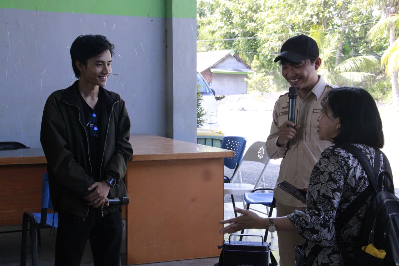 Prof Erma Suryani ST MT PhD (paling kanan) saat berkonsultasi dengan Vito Reyner Adriananda SPi (kiri) selaku Direktur MSMA terkait kerjasama Abmas bersama mitra usaha rumput laut Mulia Samudra Maju Abadi Sidoarjo (MSMA)