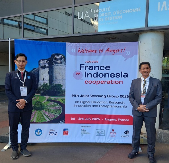 Gambar Rektor ITS Prof. Bambang Pramujati (kanan) dan Agus Budi Raharjo (kiri) di lokasi The 14th Franco-Indonesian Joint Working Group 2026, Angers, Prancis.